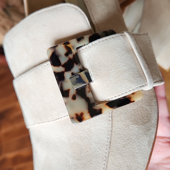 Deltan sz 9 Veronica Suede Tortoise Buckle Flared Block Heel Pumps Cream - Picture 11 of 13